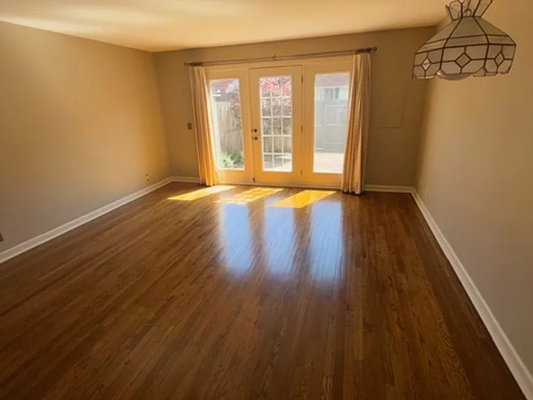 102 Hampton Dr — Photo 2