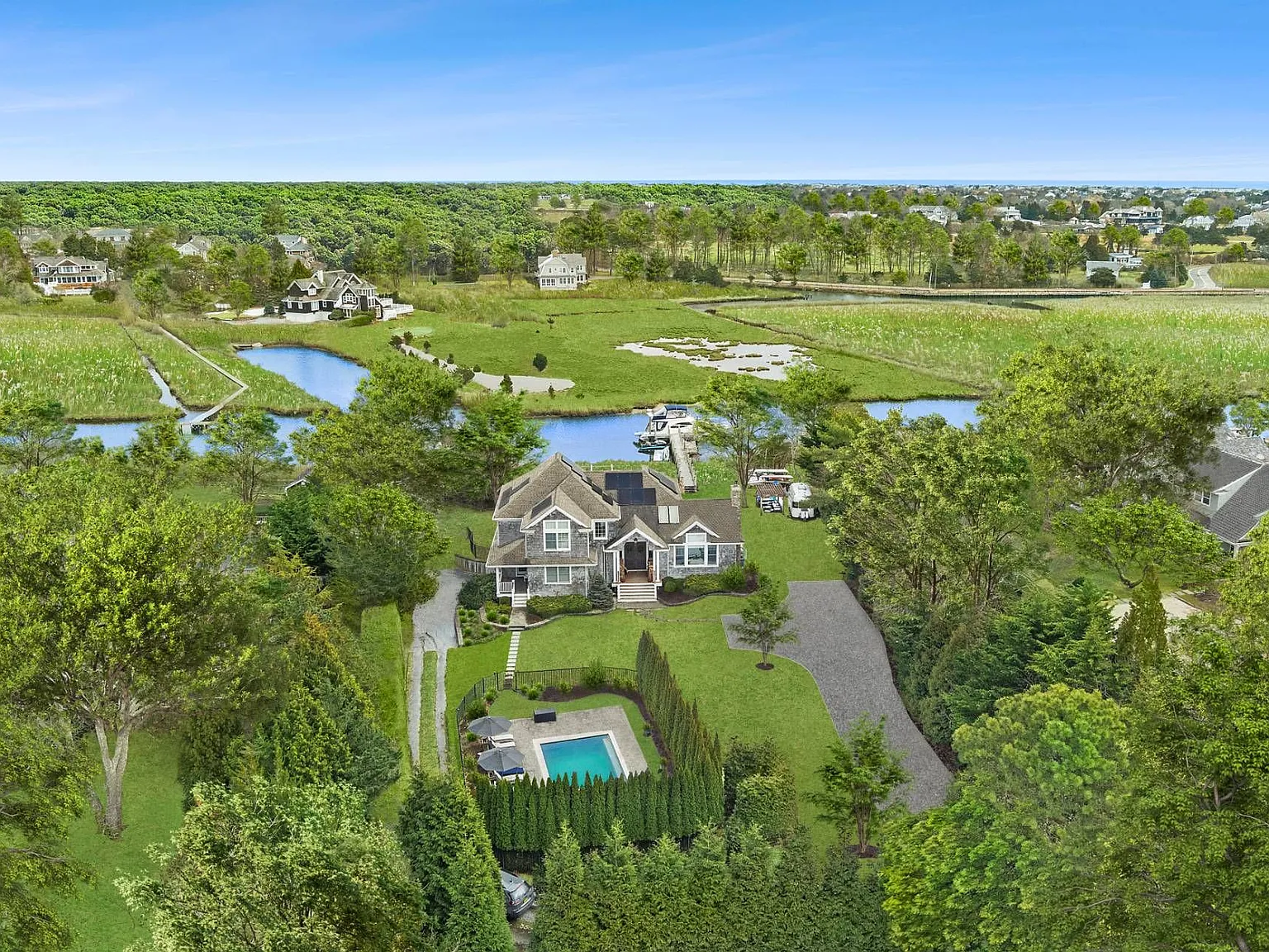 4 bed, 4.0 bath, 3679 sqft — Photo 1