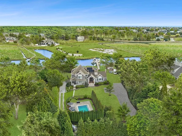 32 Honeysuckle Ln, Westhampton, NY 11977