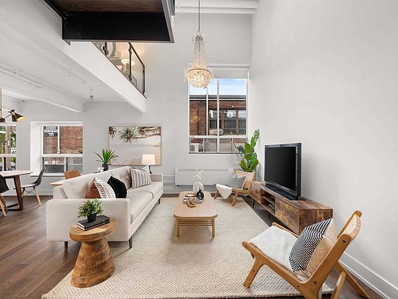 5th image of 326 Carlaw Ave #106