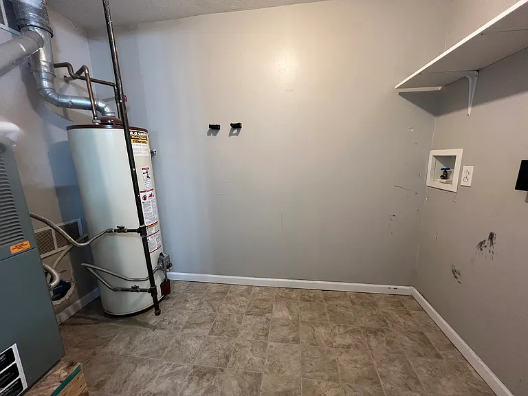 102 Albany Dr — Photo 4
