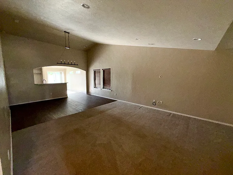 4672 N Alester Ave — Photo 2