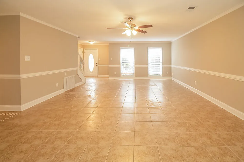 4 bed, 2.5 bath, 2710 sqft, $2,325 — Photo 4
