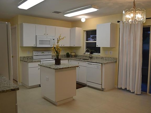 3rd image of 10230 Oasis Palm Dr