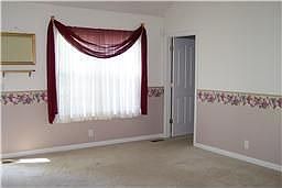 Vaulted ceiling large livingroom