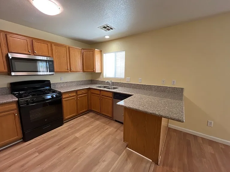 6045 Stone Hollow Ave — Photo 14
