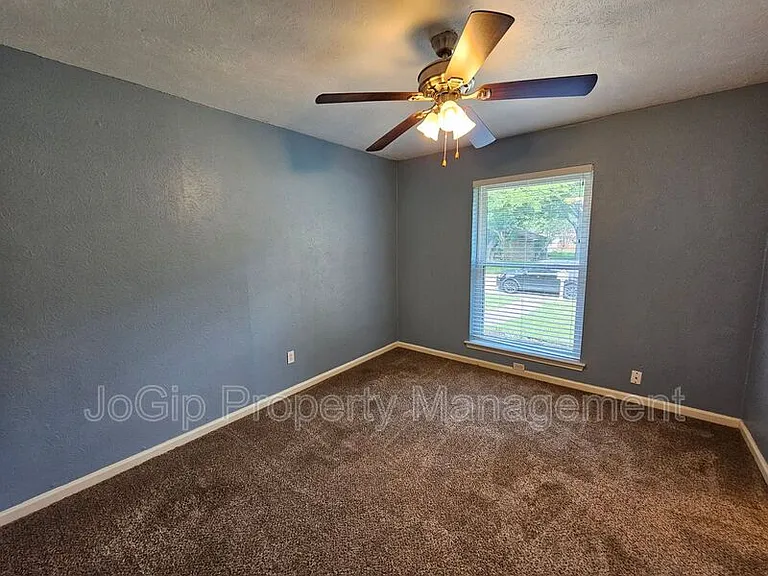 216 Wesley Dr — Photo 31