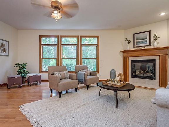 3rd image of 9095 Cotswold Dr
