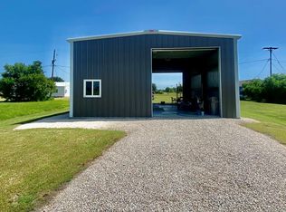 911 Bill Tindall Dr, Seadrift, TX 77983