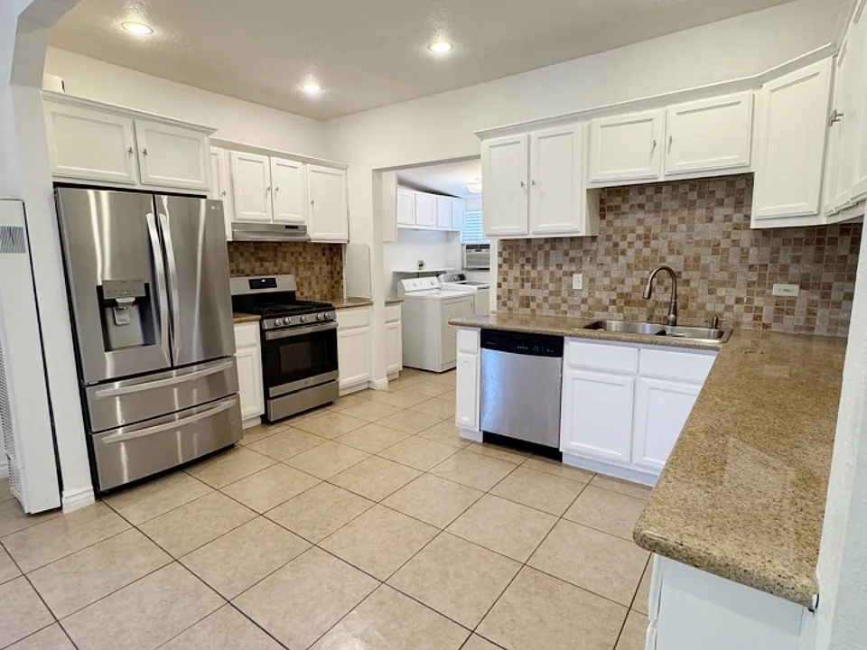 16404 S Menlo Ave