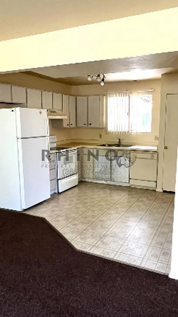 2 bed, 1.5 bath, 1078 sqft, $1,305 — Photo 2