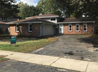 219 N Whispering Hills Dr, Naperville, IL 60540