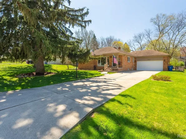 2905 Otsego Rd, Waterford, MI 48328