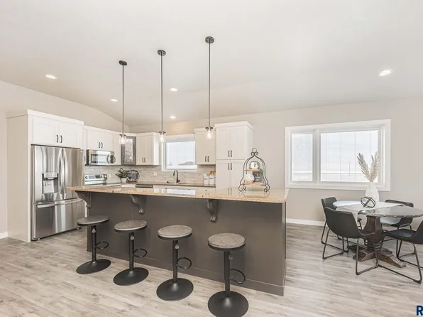 108 S 7th St, Baltic, SD 57003