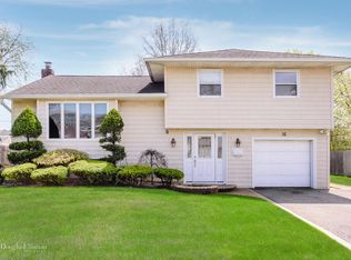 16 Dartmouth Dr, Plainview, NY 11803