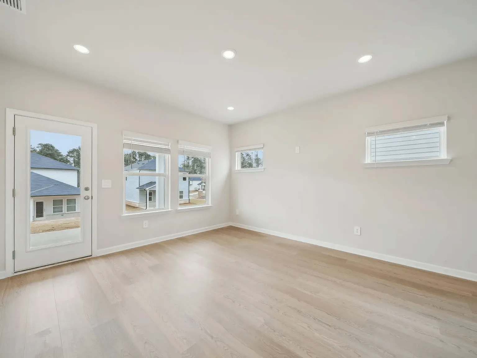 4 bed, 2.5 bath, 1934 sqft, $2,600 — Photo 3
