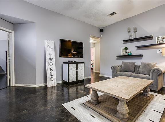 4th image of 2313 Woodglen Dr