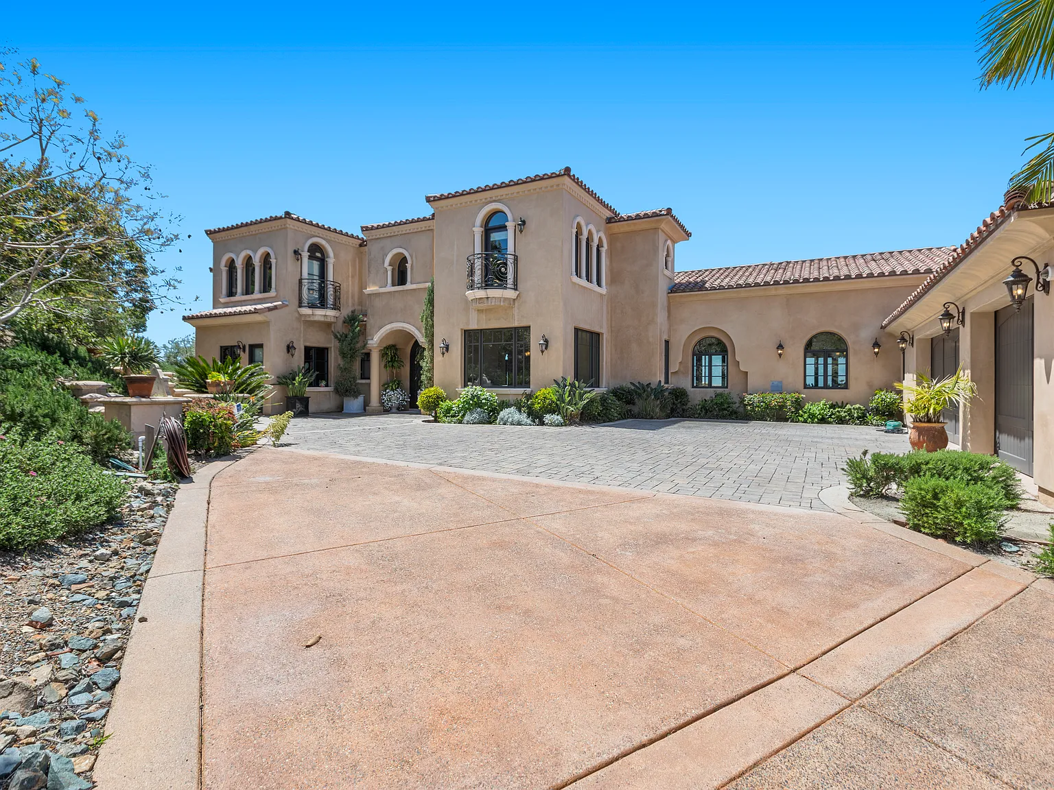 6 bed, 6.5 bath, 6216 sqft, $13,950 — Photo 1