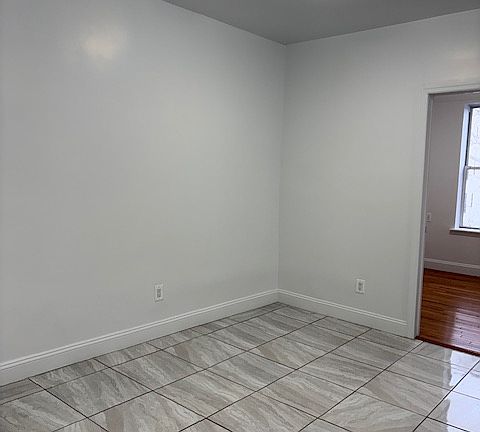 3rd image of 3240 44th St