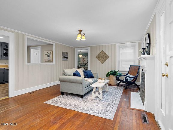 5th image of 1009 Walnut Street W