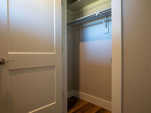 3rd image of 1915 Booker Cir