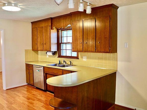 4th image of 121 Gatlin St