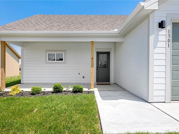 4th image of 1301 NE White Oaks Ln