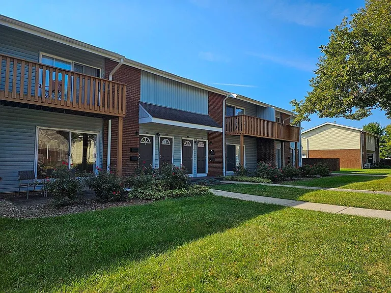 Oxford Manor Apartments and Townhomes — Photo 26