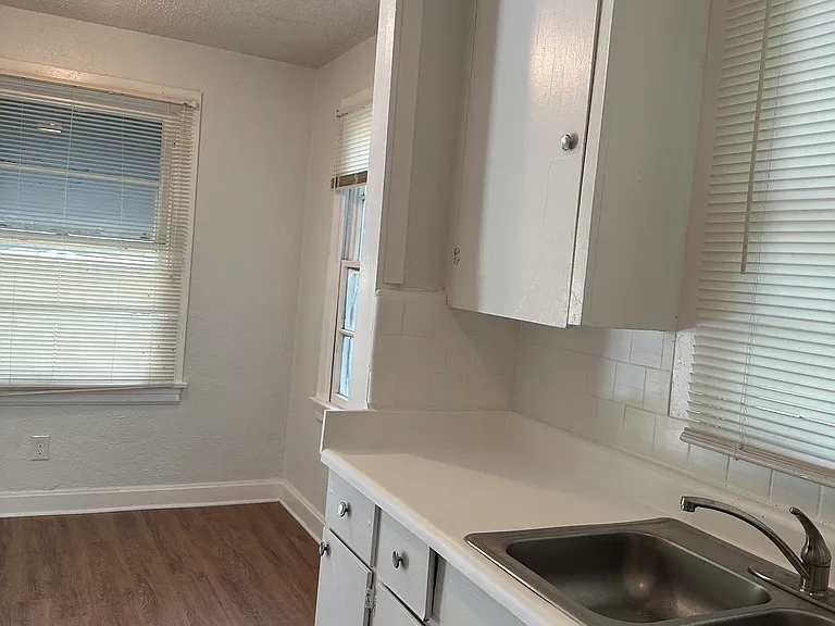 750 Saint Clair St — Photo 8