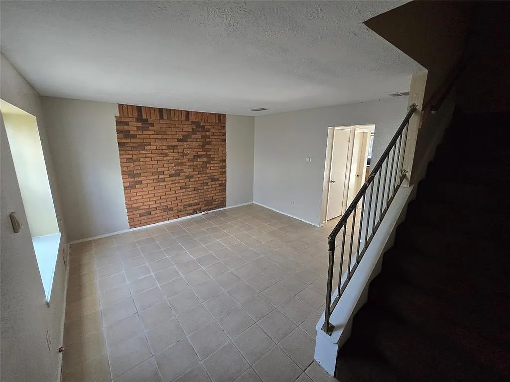 2 bed, 1.5 bath, 1156 sqft, $1,250 — Photo 2