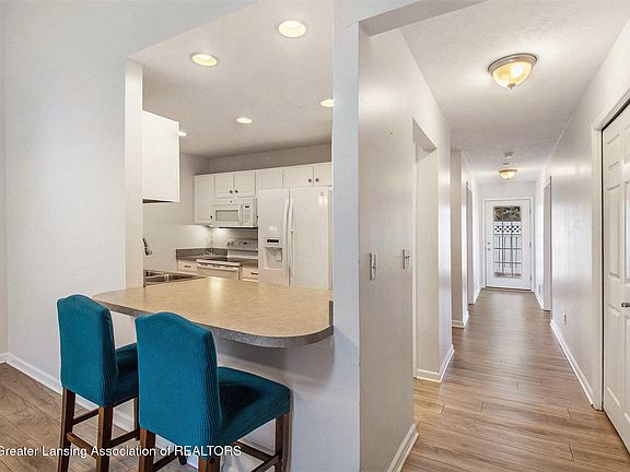 5th image of 905 Evergreen Ln #7