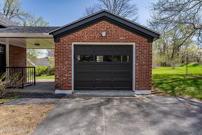 3rd image of 420 Whiteview Road