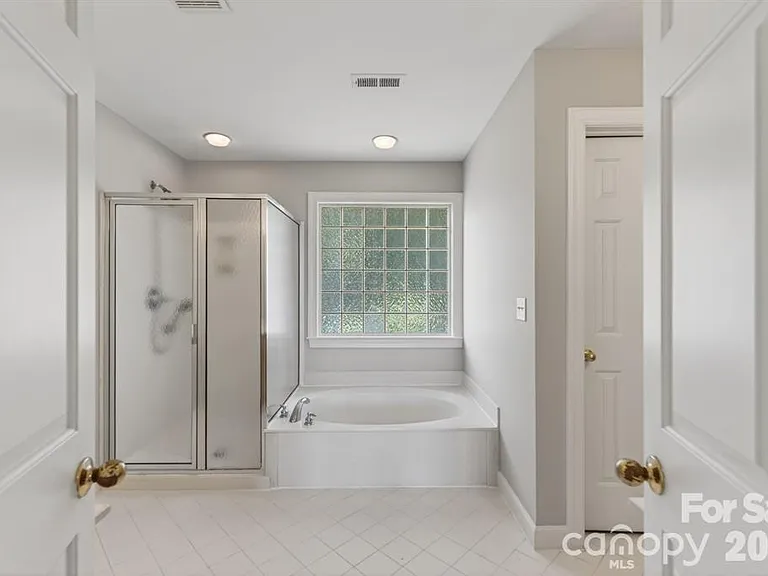 11005 Chilcomb Ct — Photo 12