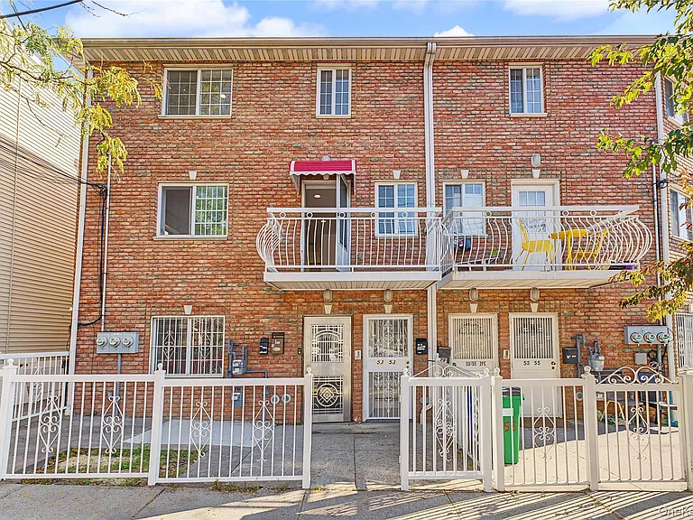 6-bedroom house for sale in Maspeth