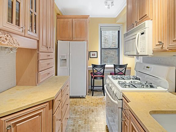 3rd image of 425 E 51st St APT 3C