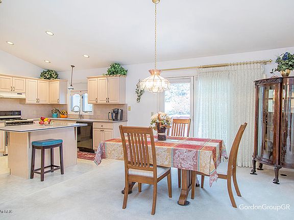 3rd image of 5849 Rollaway Dr NE