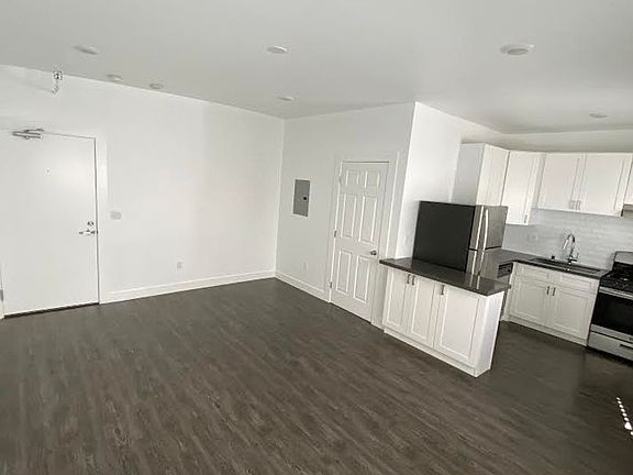 3rd image of 1318 W Maryland St #206