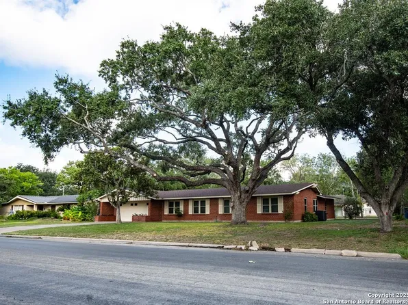 901 Inez, Beeville 78102