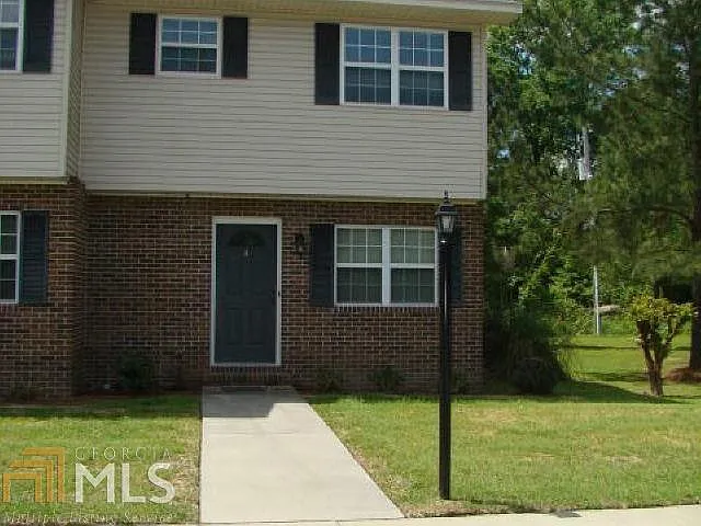 2 bed, 1.5 bath, 800 sqft, $1,050 — Photo 1