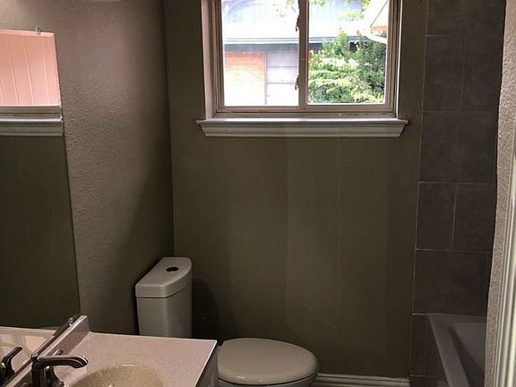 5th image of 2933 Bay Oaks Dr