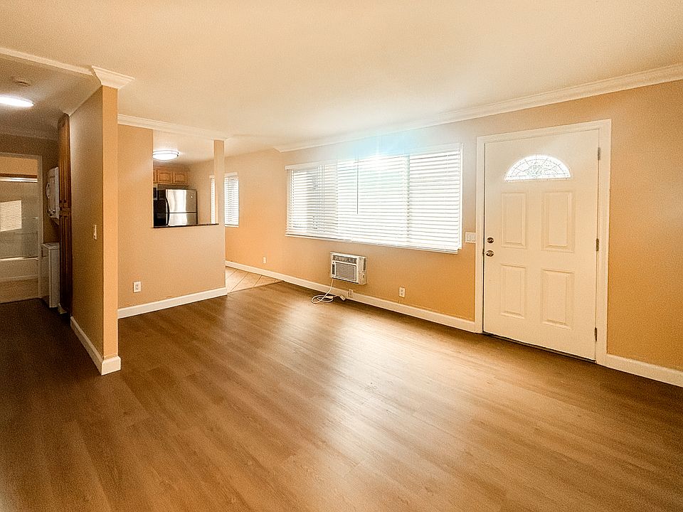 1st image of 1371 E Washington Ave #201