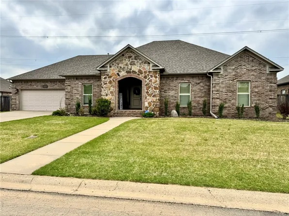 335 Point West Dr, Conway, AR 72034