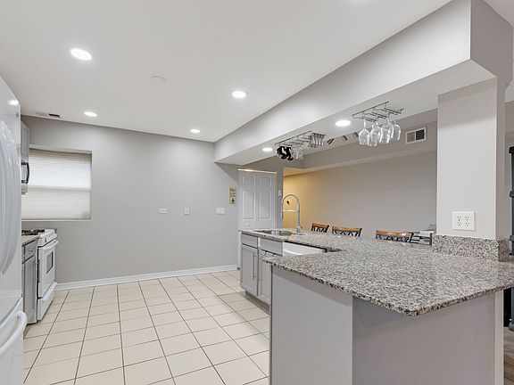 3rd image of 5726 N Kenmore Ave APT Gs