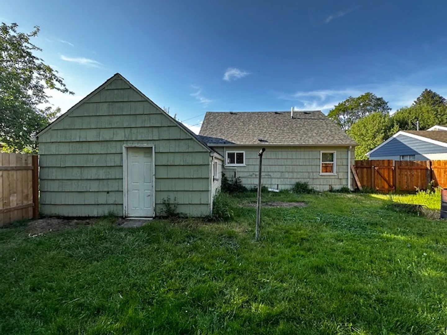 Charming Three Bedroom Pet Friendly Home in Albany! — Photo 2