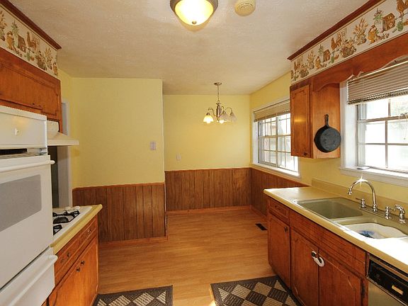 3rd image of 318 SE 7th Pl