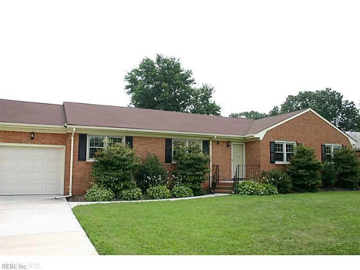 Building Photo - 236 S Parliament Dr