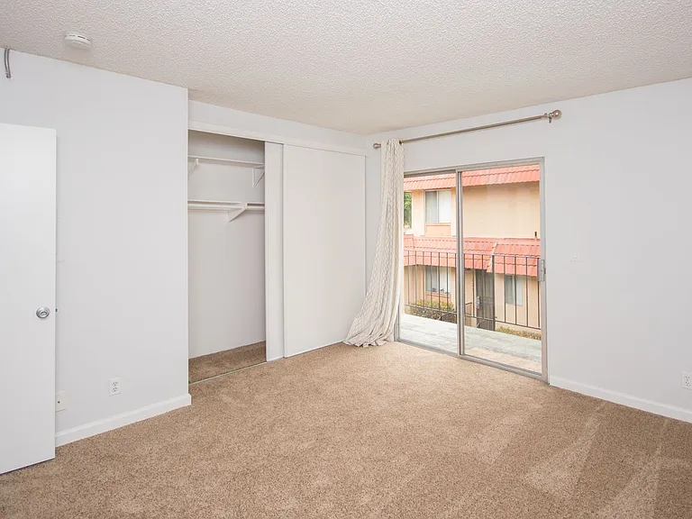 637 Beverly Pl — Photo 5