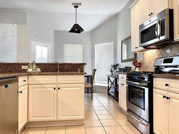 5th image of 301 Crystal Shores Ln