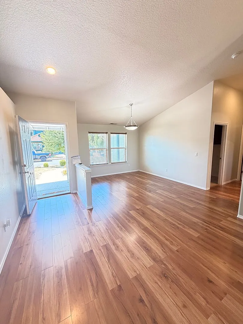 3-Bedroom 2-Bathrrom home in Creswell — Photo 1
