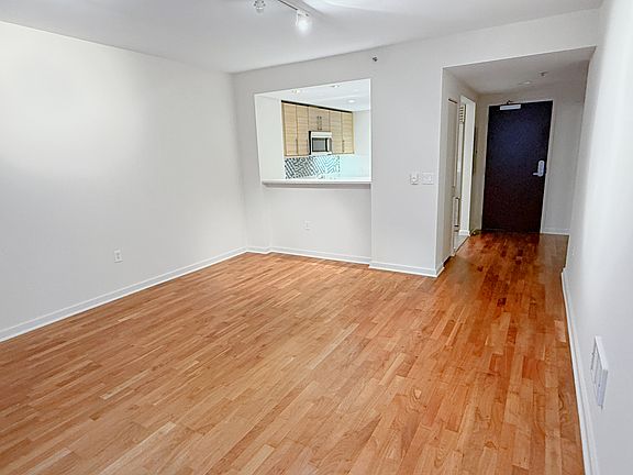 4th image of 555 4th St Unit 906